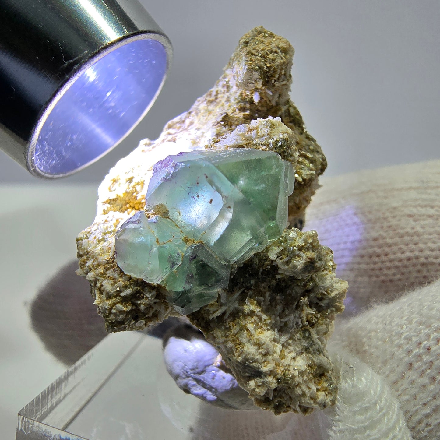 Spécimen de cube de fluorite fantôme zonal, de muscovite et de tourmaline Schorl, Erongo, Namibie, 37 x 25 x 21 mm