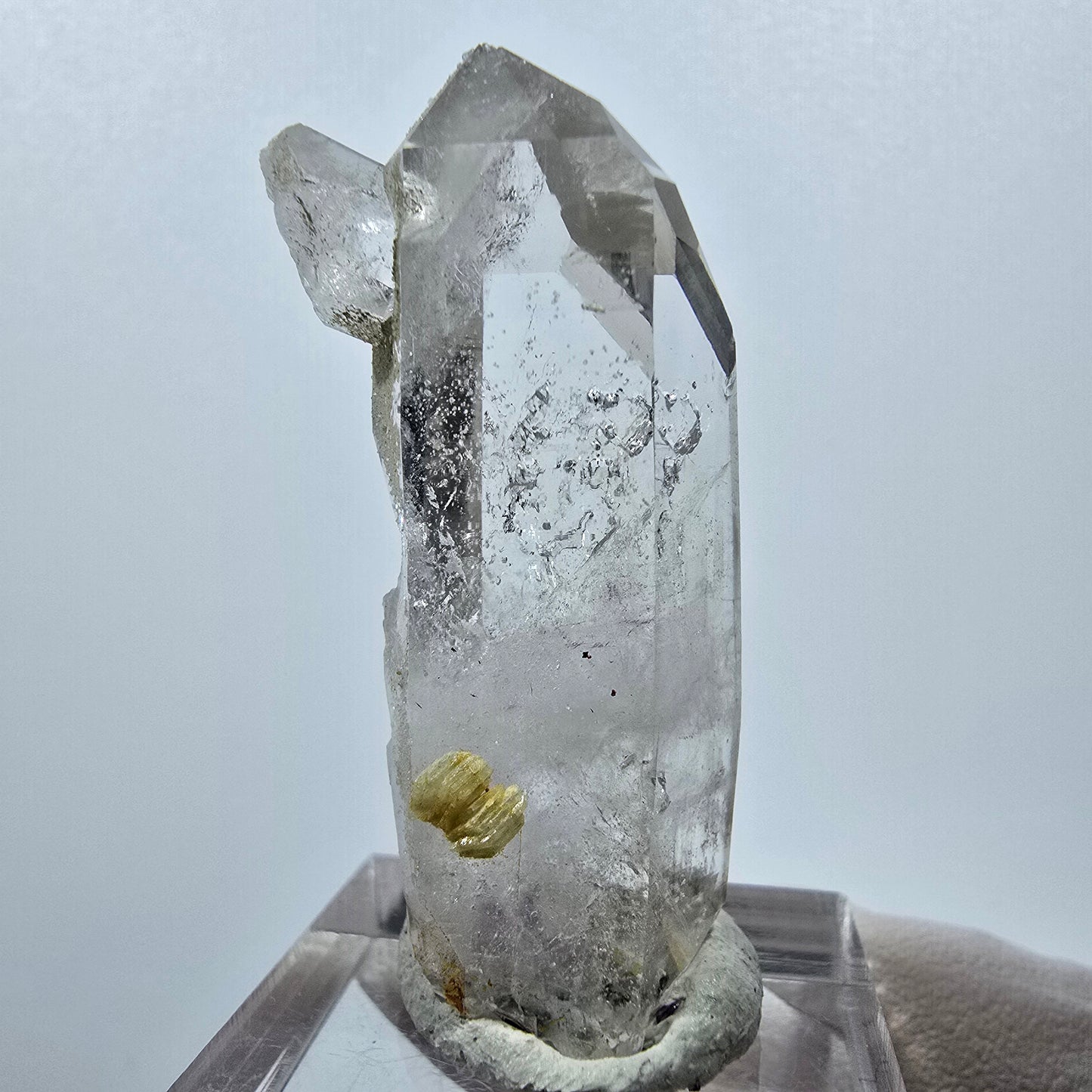 Quartz clair, préhnite, hématite, mine Point Streep, Goboboseb, Namibie, 43 x 21 x 13 mm