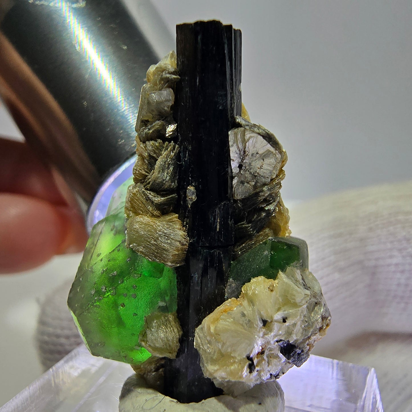 Cube de fluorite fantôme, muscovite et tourmaline Schorl, spécimen d'Erongo, Namibie, 29 x 19 x 17 mm