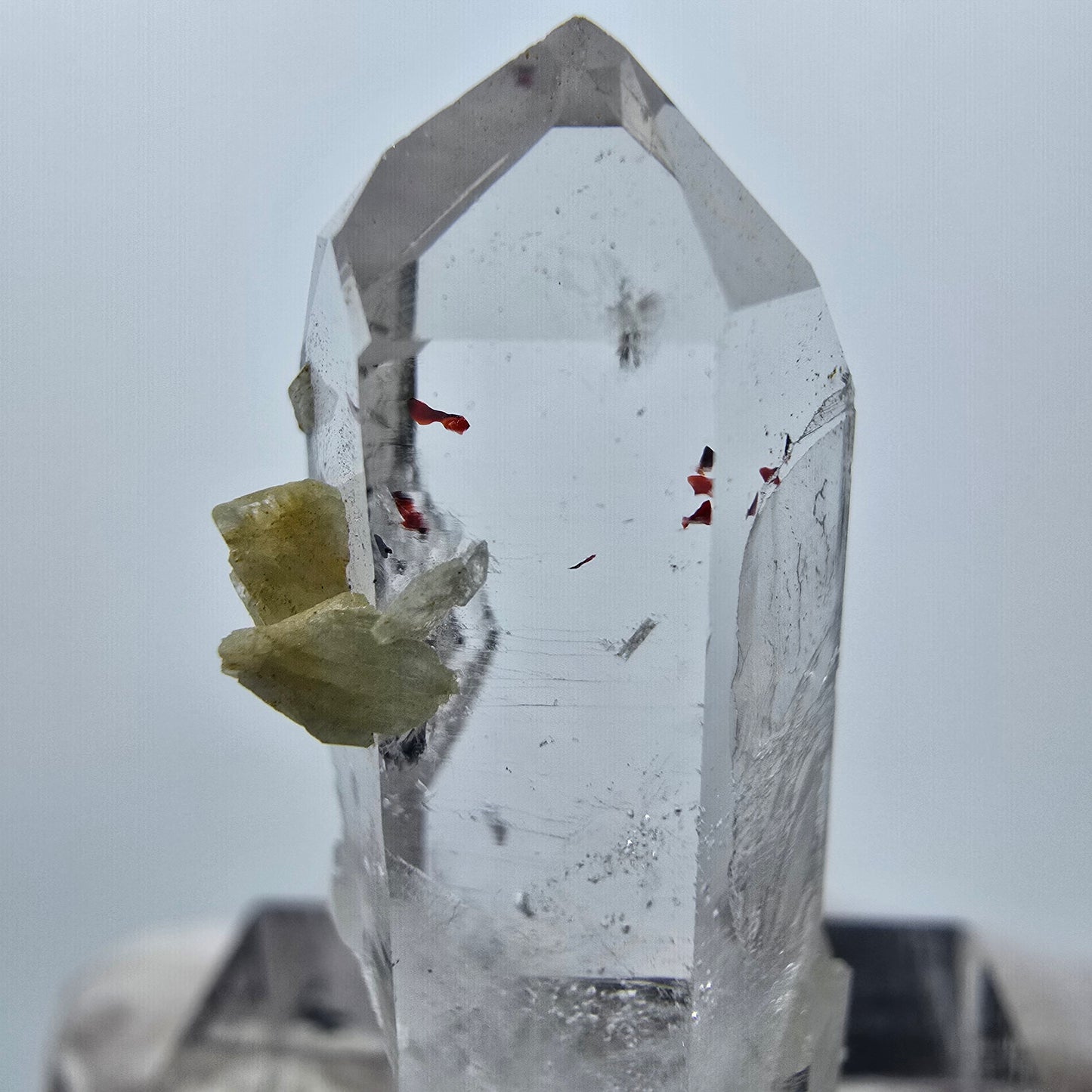 Quartz Harlequin avec préhnite Point Streep Mine, Goboboseb, Namibie 32 x 14 x 11 mm
