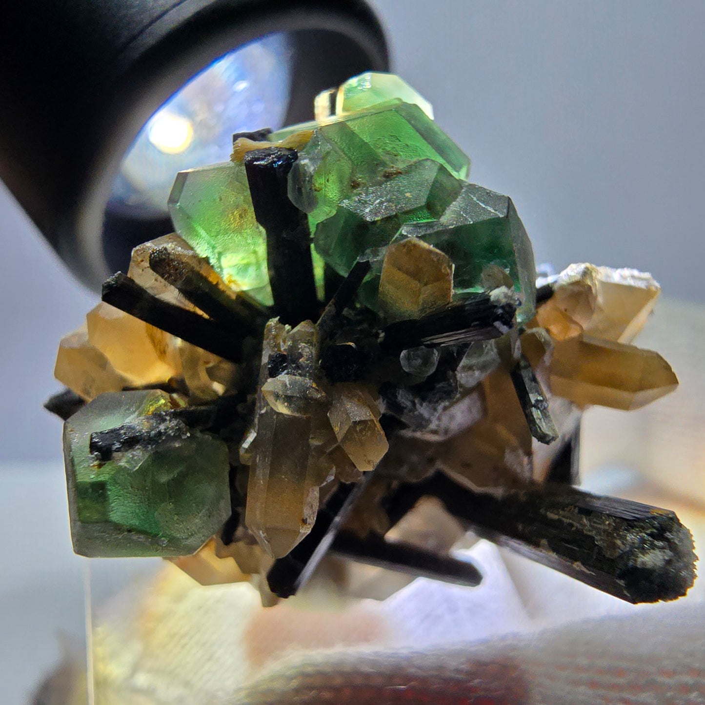 Fluorite fantôme hexagonale, tourmaline Schörl, quartz fumé, hyalite, Erongo, Namibie, 34 x 30 x 31 mm