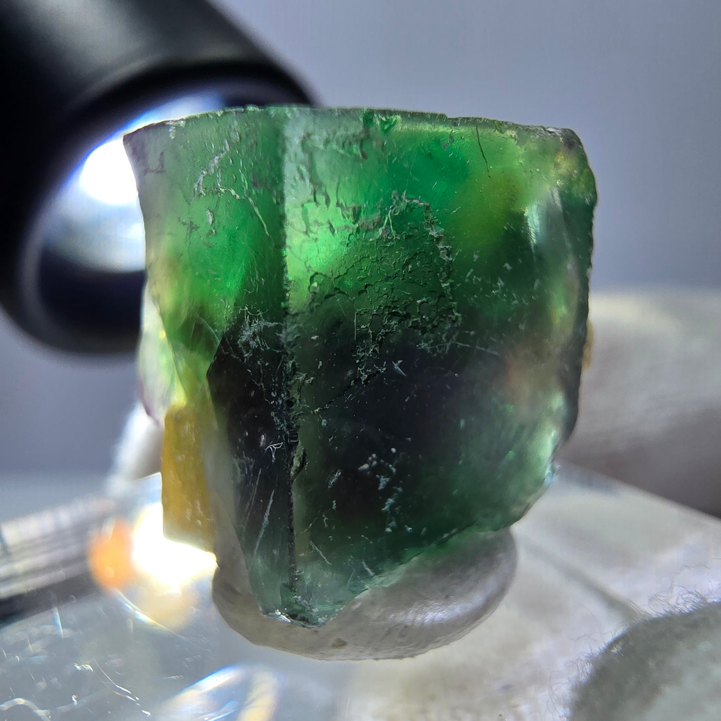 Cube de fluorite fantôme zonal, spécimen de muscovite, Erongo, Namibie, 16 x 15 x 15 mm