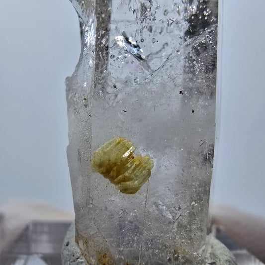 Quartz clair, préhnite, hématite, mine Point Streep, Goboboseb, Namibie, 43 x 21 x 13 mm