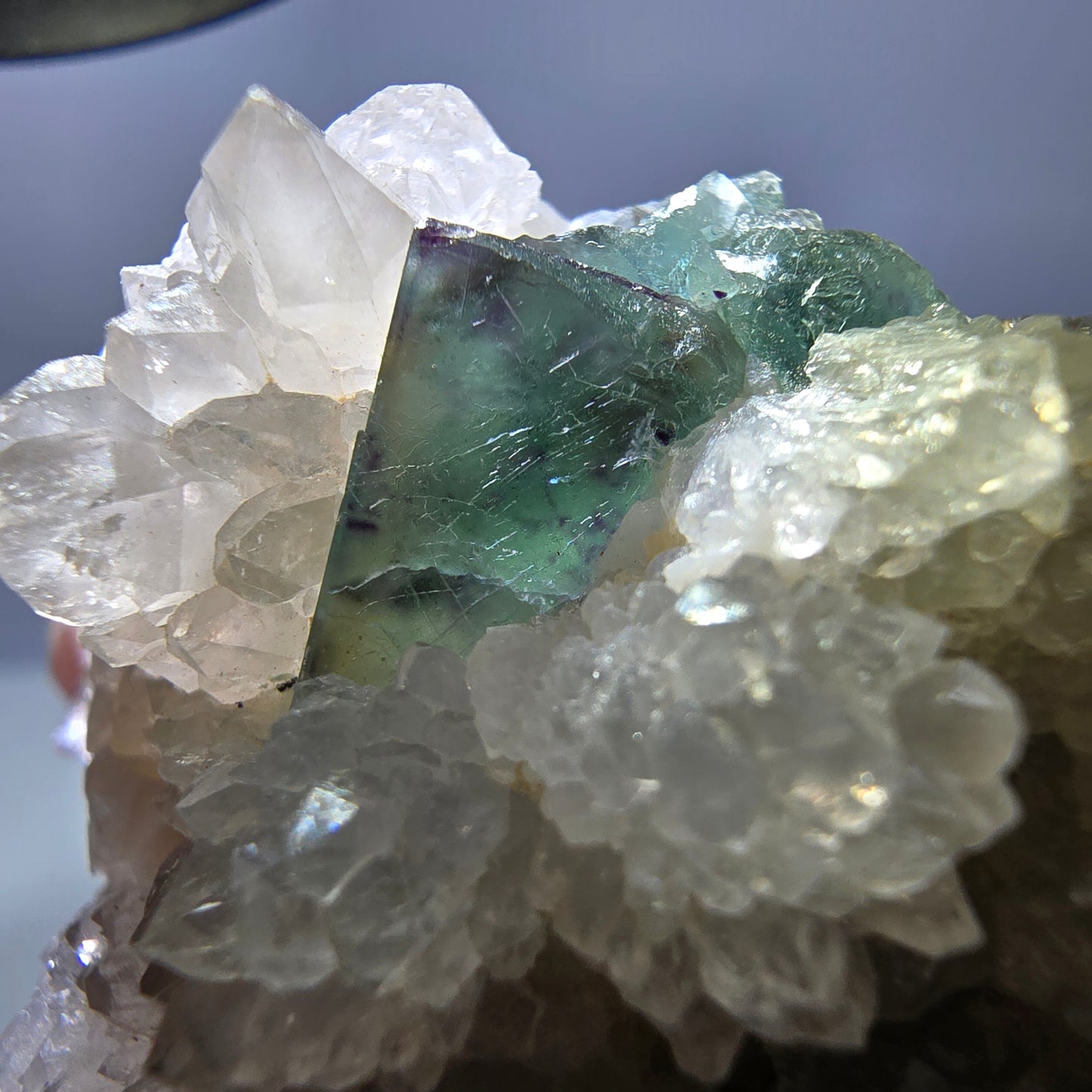 Rare cube de fluorite fantôme, spécimen de quartz vert violet Okorusu Namibie 48*42*28mm