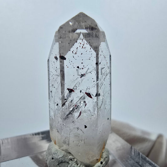 Klare Harlekin Quarz Spitze Streep Mine, Goboboseb, Namibia 29*11*10mm