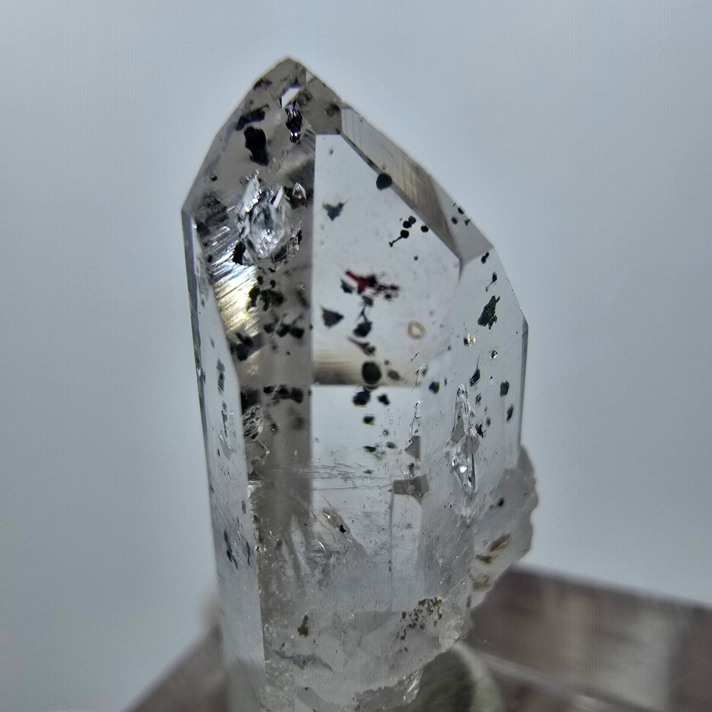 Quartz clair Harlequin Point Streep Mine, Goboboseb, Namibie 29 x 11 x 8 mm