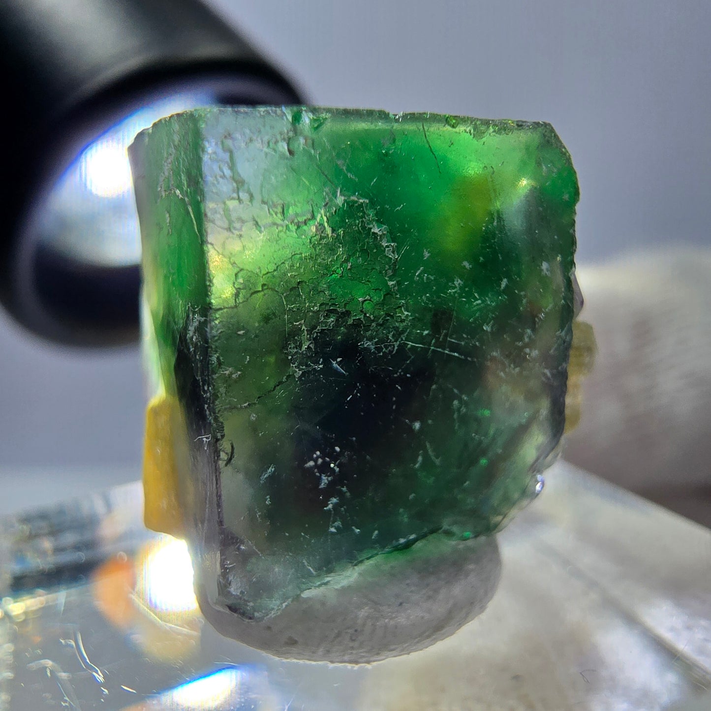 Cube de fluorite fantôme zonal, spécimen de muscovite, Erongo, Namibie, 16 x 15 x 15 mm
