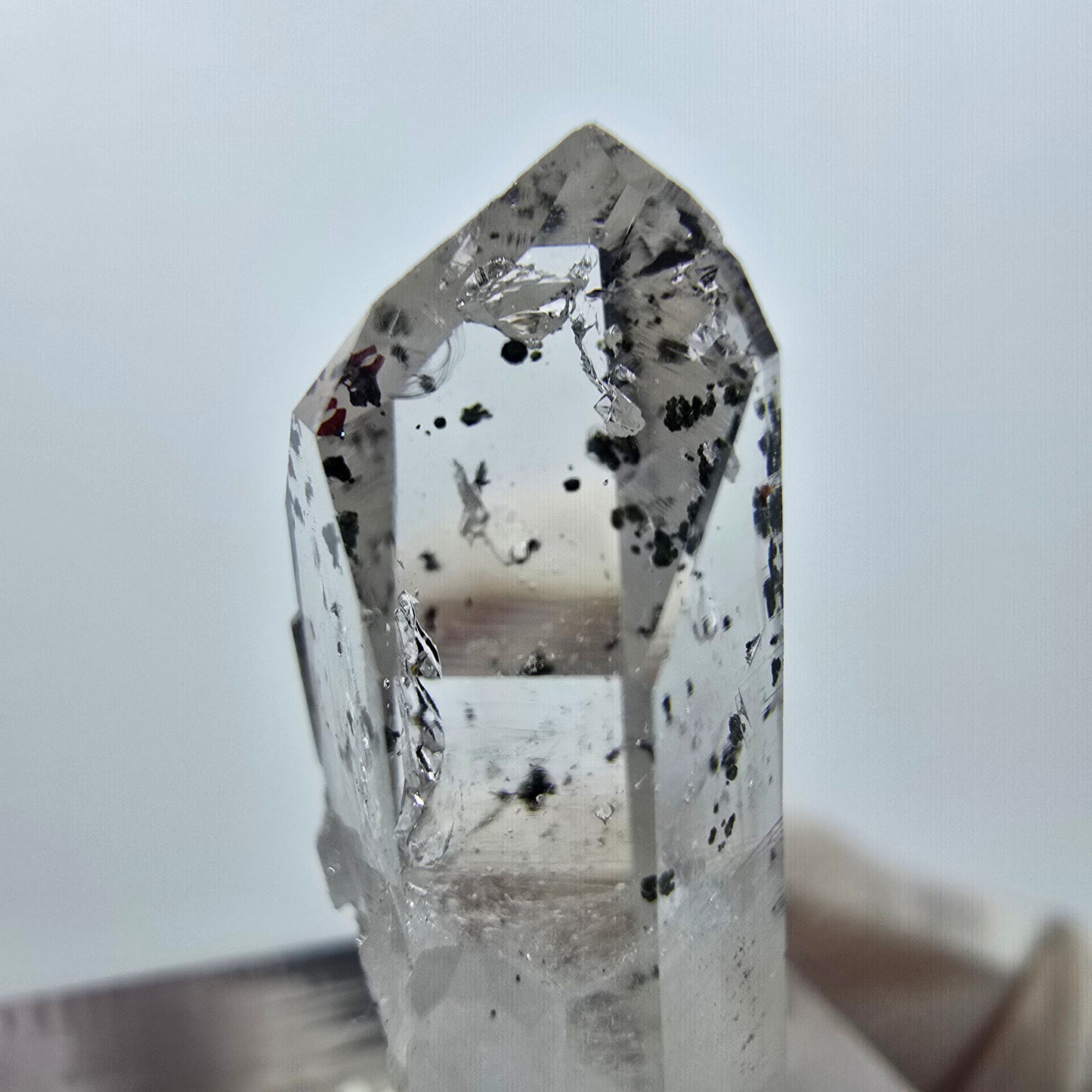 Quartz clair Harlequin Point Streep Mine, Goboboseb, Namibie 29 x 11 x 8 mm