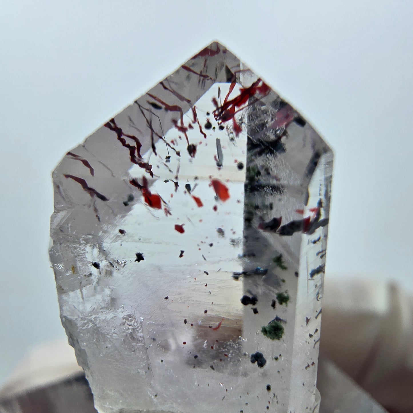 Quartz clair Harlequin Mine Point Streep, Goboboseb, Namibie 26 x 19 x 11 mm
