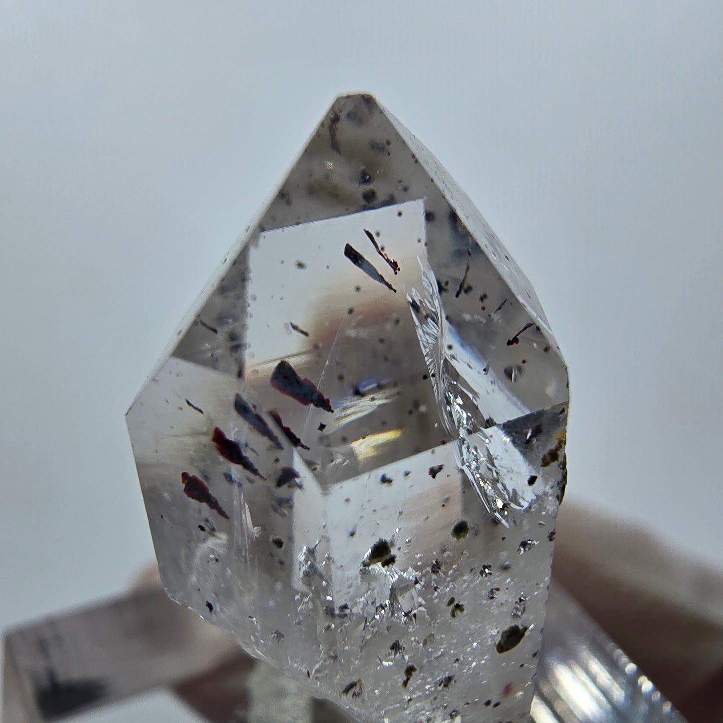 Quartz clair Harlequin Point Streep Mine, Goboboseb, Namibie 28 x 13 x 12 mm