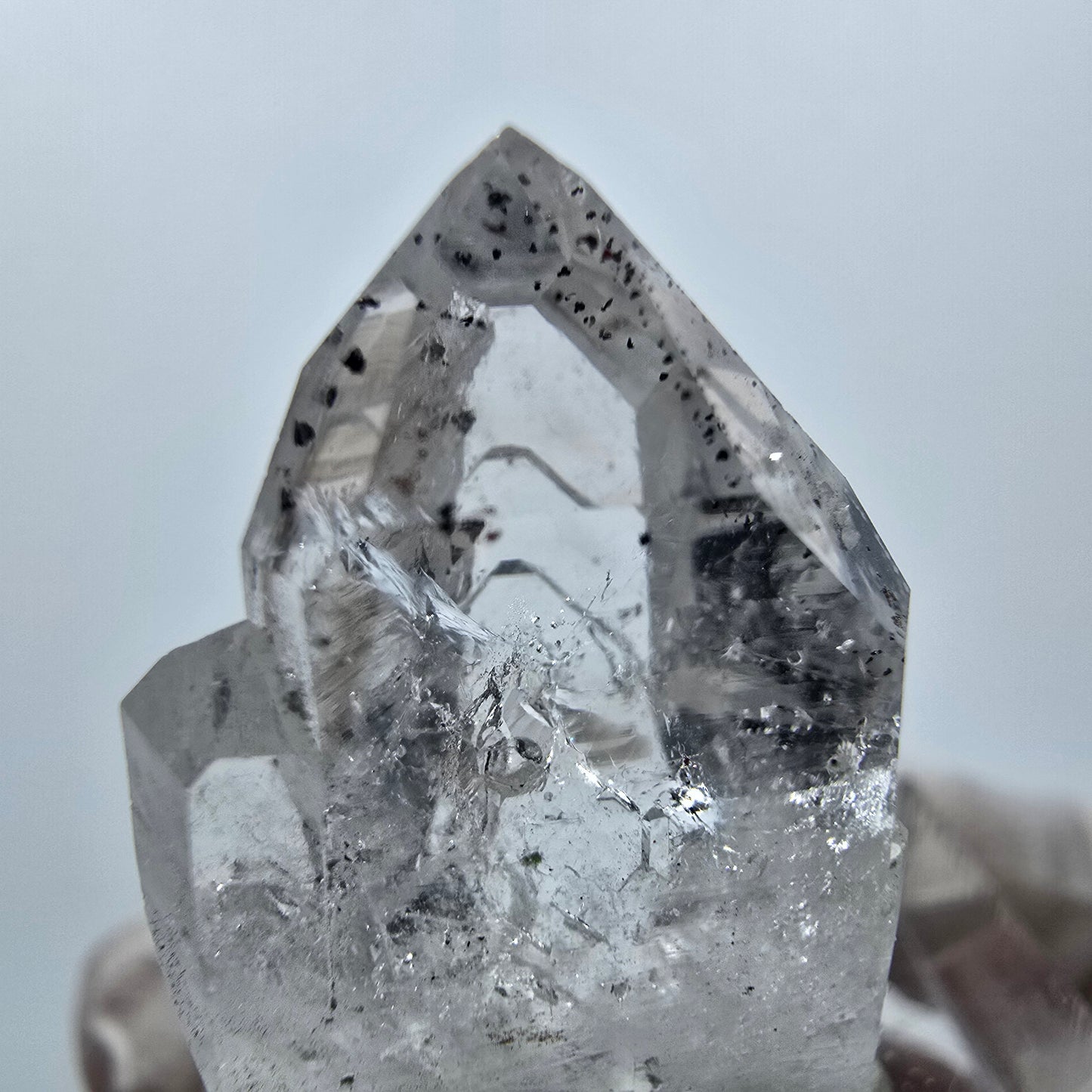 Quartz clair Harlequin Point Streep Mine, Goboboseb, Namibie, 30 x 19 x 11 mm