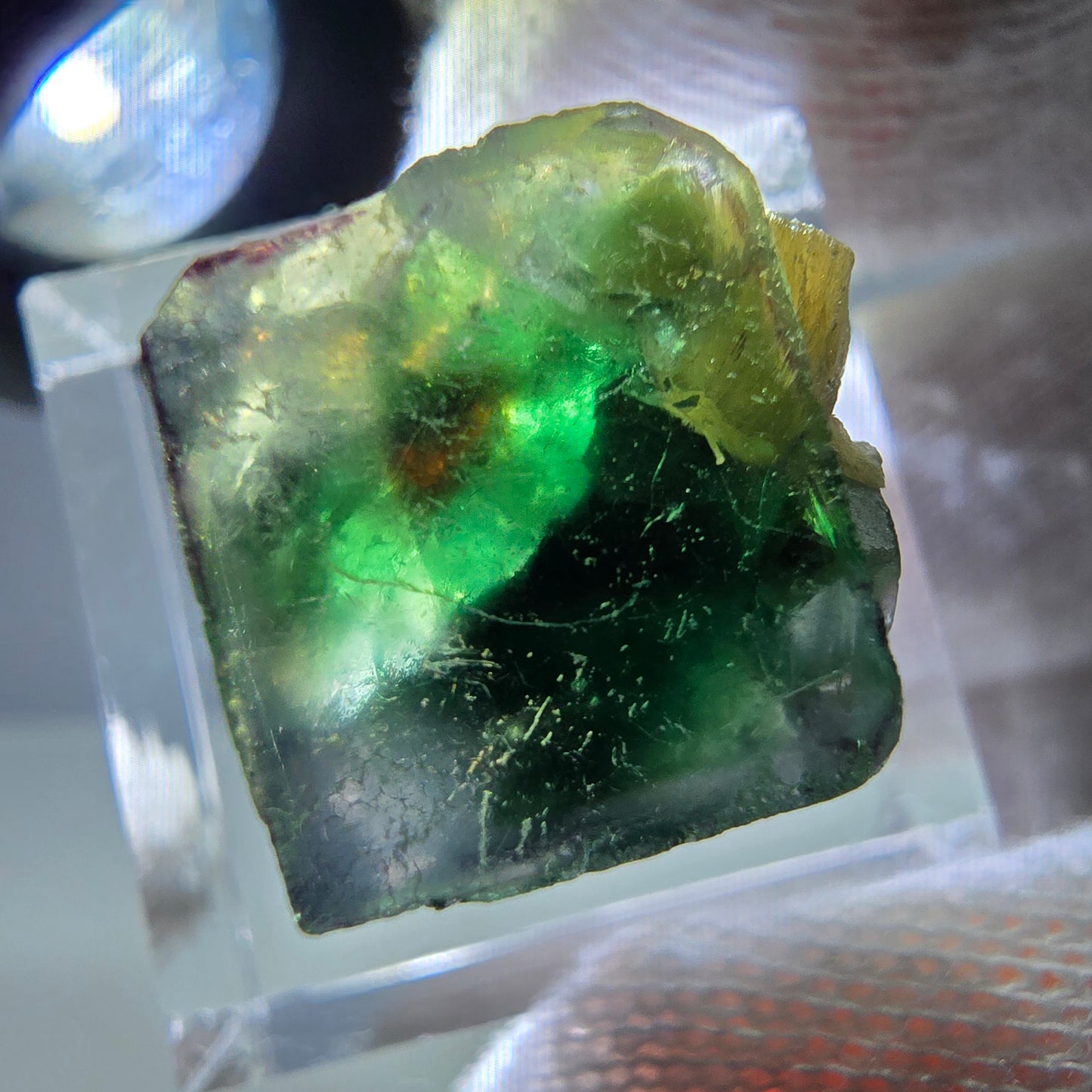 Cube de fluorite fantôme zonal, spécimen de muscovite, Erongo, Namibie, 16 x 15 x 15 mm