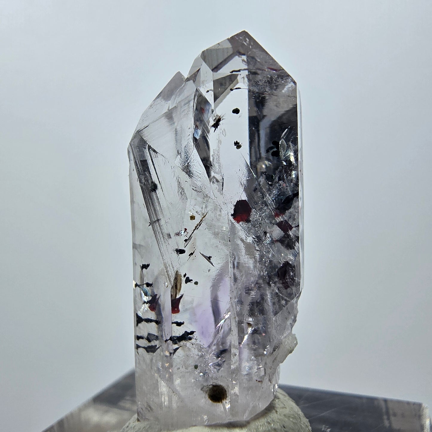 Quartz clair Harlequin Mine Point Streep, Goboboseb, Namibie 29 x 11 x 11 mm