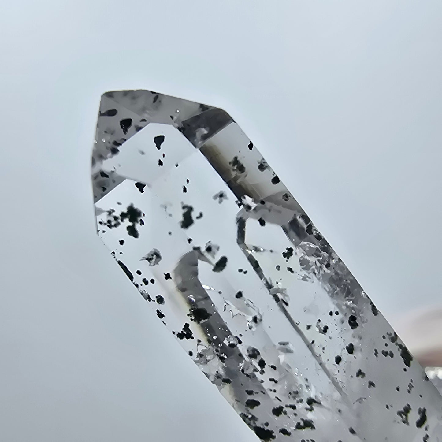 Quartz hématite transparent Point Streep Mine, Goboboseb, Namibie 34 x 9 x 9 mm