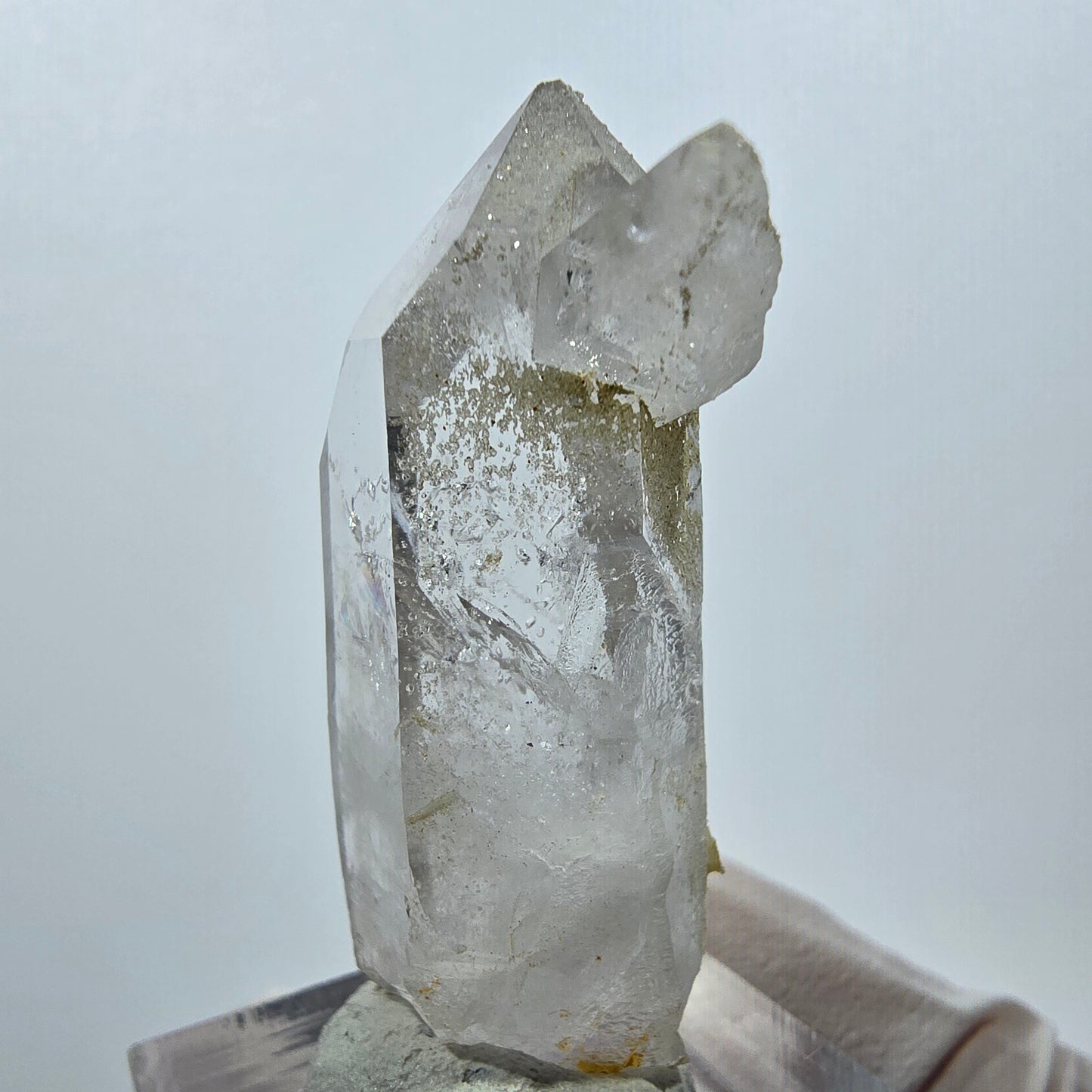 Quartz clair, préhnite, hématite, mine Point Streep, Goboboseb, Namibie, 43 x 21 x 13 mm