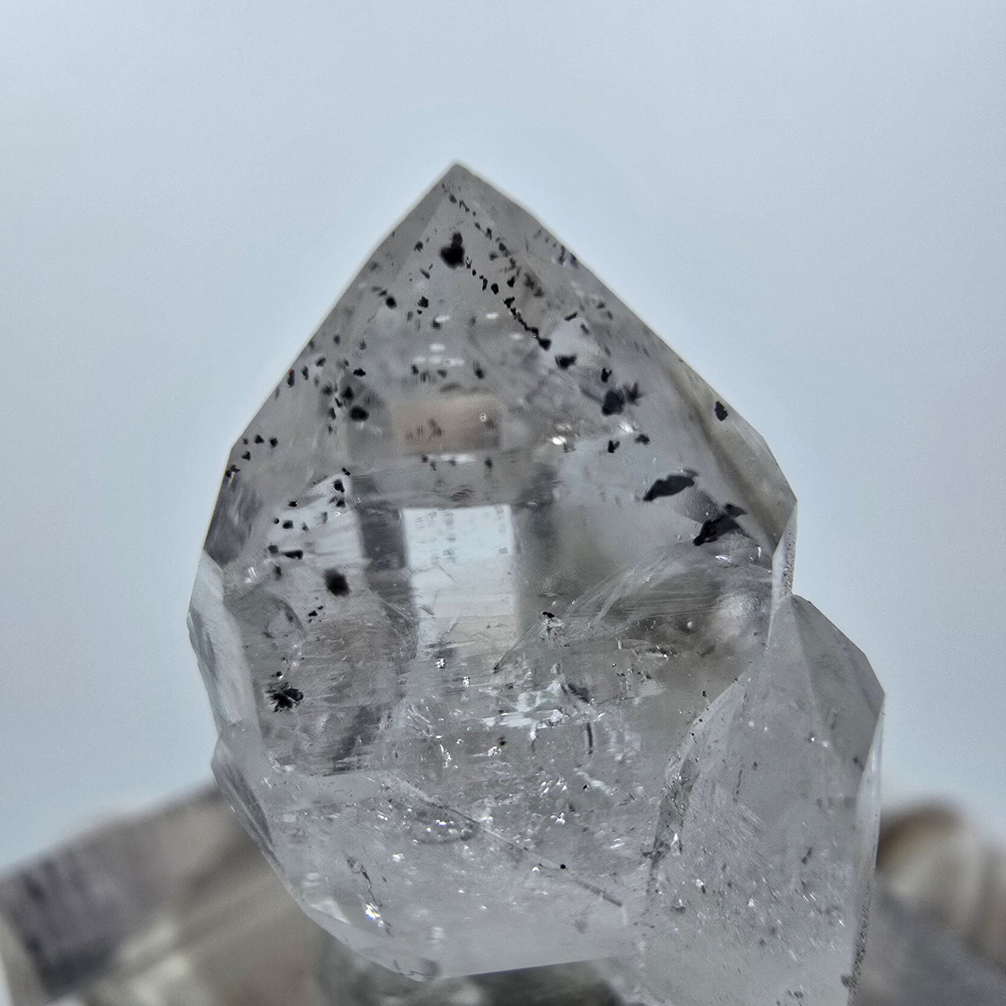 Quartz clair Harlequin Point Streep Mine, Goboboseb, Namibie, 30 x 19 x 11 mm
