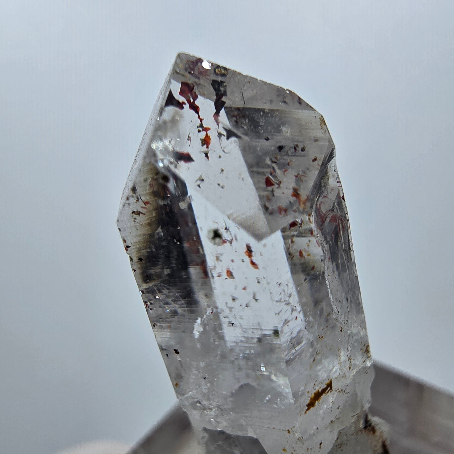 Quartz clair Harlequin Point Streep Mine, Goboboseb, Namibie, 31 x 12 x 10 mm