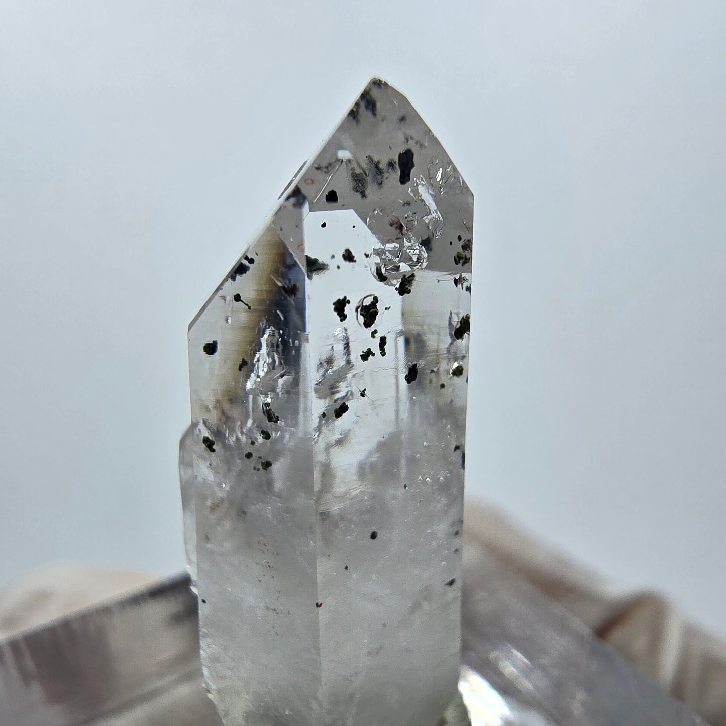 Quartz clair Harlequin Point Streep Mine, Goboboseb, Namibie 29 x 11 x 8 mm