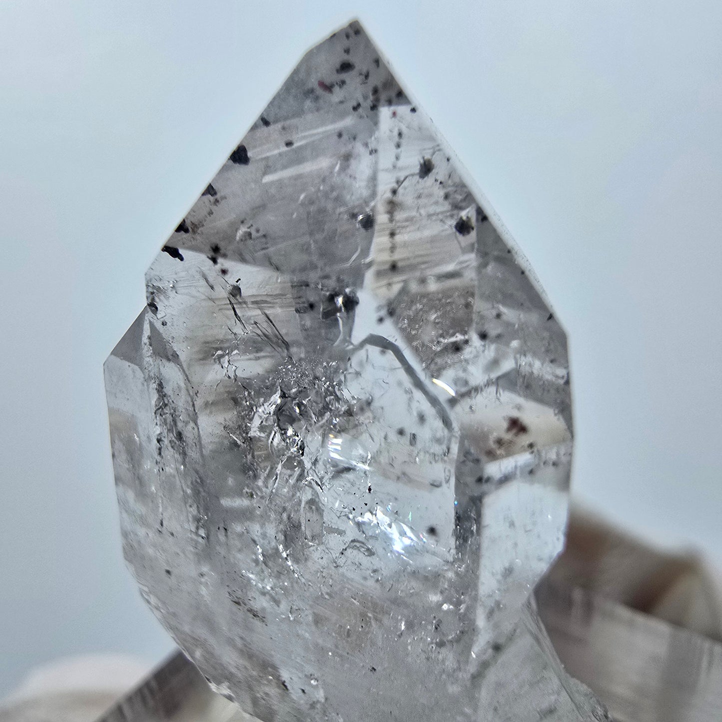 Quartz clair Harlequin Point Streep Mine, Goboboseb, Namibie, 30 x 19 x 11 mm