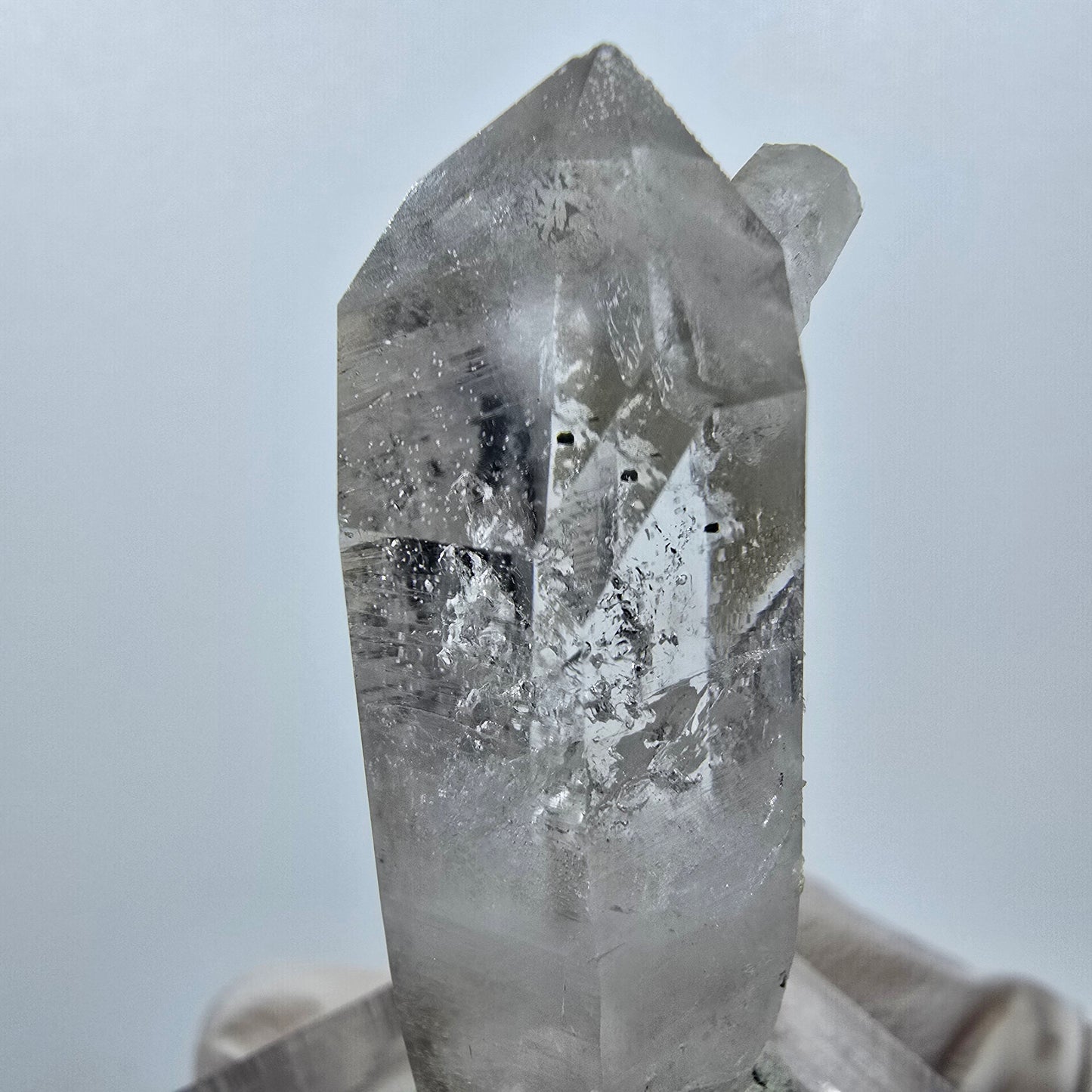 Quartz clair, préhnite, hématite, mine Point Streep, Goboboseb, Namibie, 43 x 21 x 13 mm