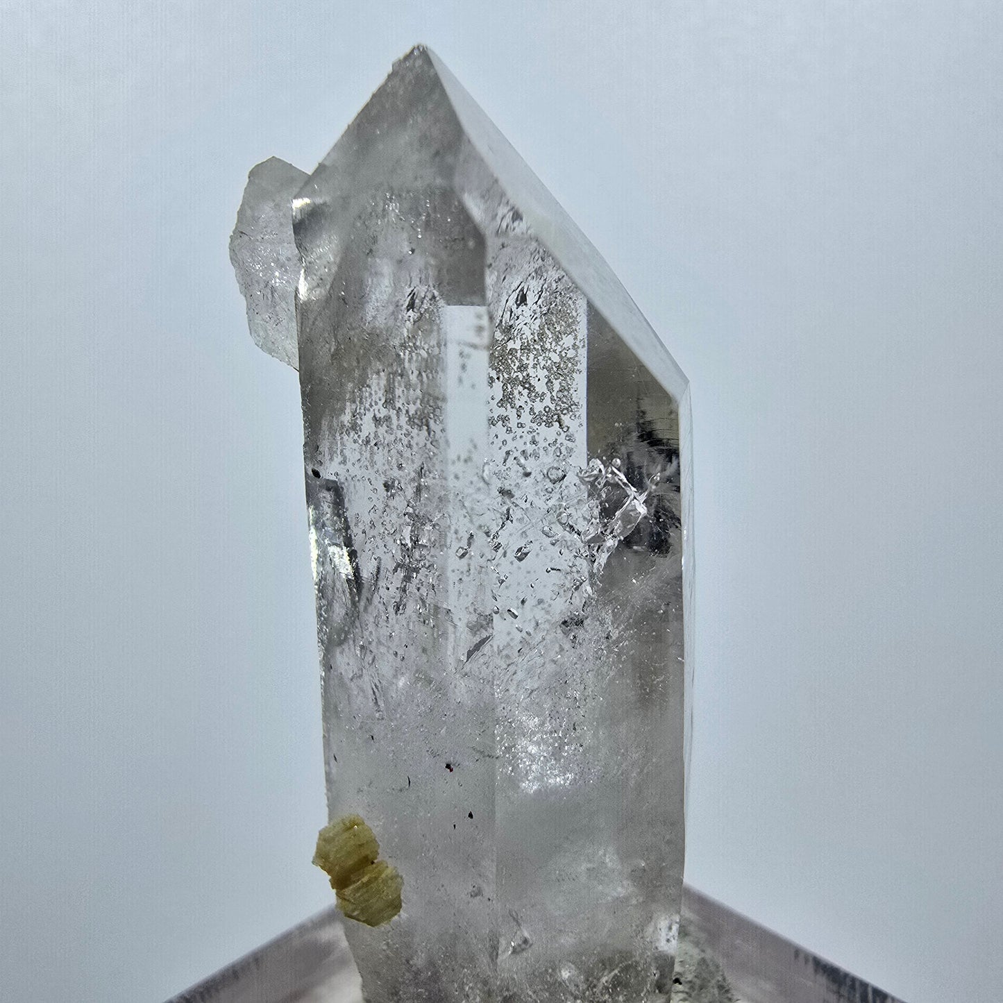 Quartz clair, préhnite, hématite, mine Point Streep, Goboboseb, Namibie, 43 x 21 x 13 mm