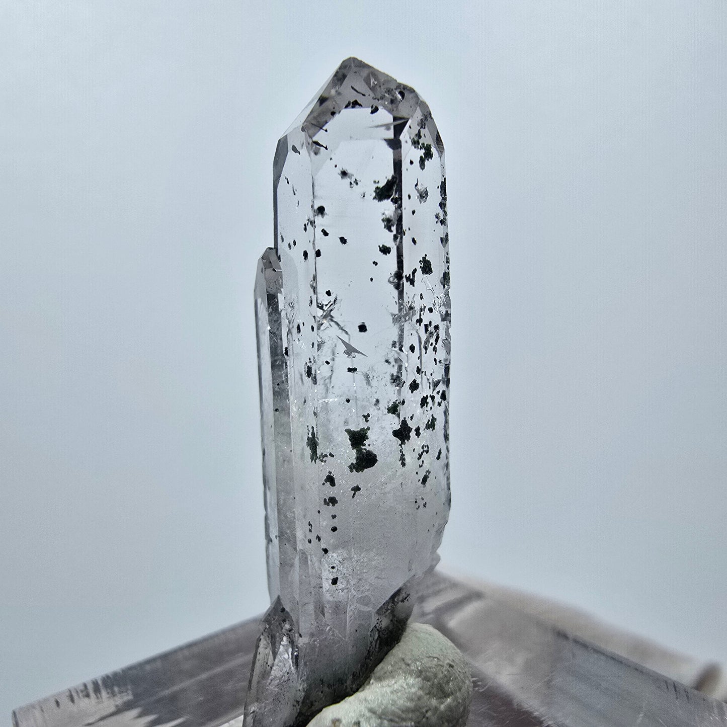Quartz hématite transparent Point Streep Mine, Goboboseb, Namibie 34 x 9 x 9 mm