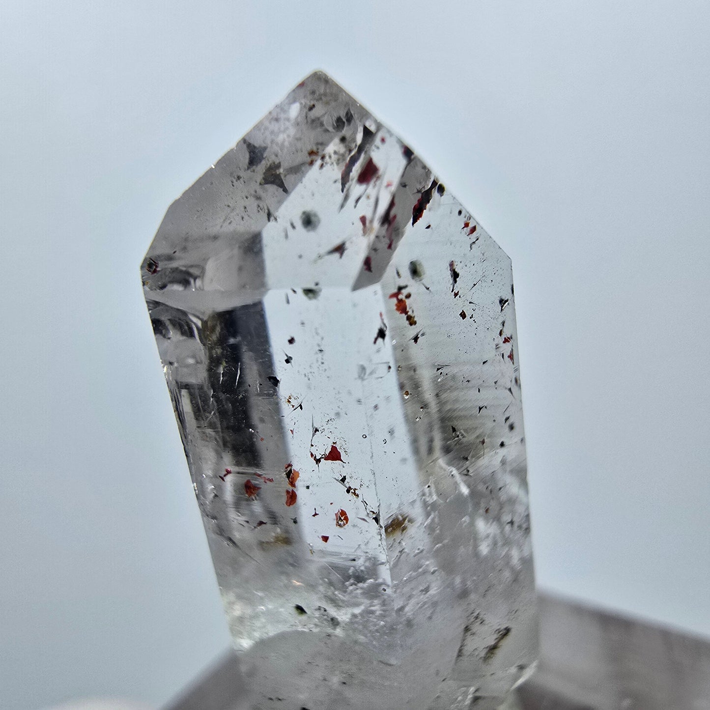 Quartz clair Harlequin Point Streep Mine, Goboboseb, Namibie, 31 x 12 x 10 mm