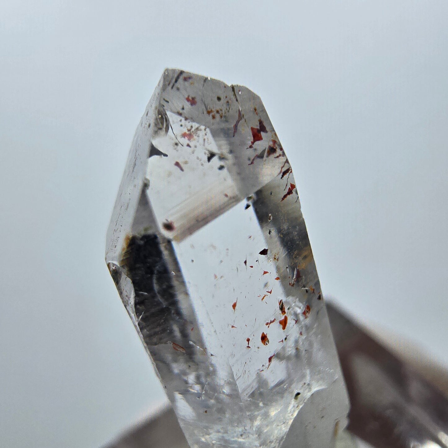Quartz clair Harlequin Point Streep Mine, Goboboseb, Namibie, 31 x 12 x 10 mm