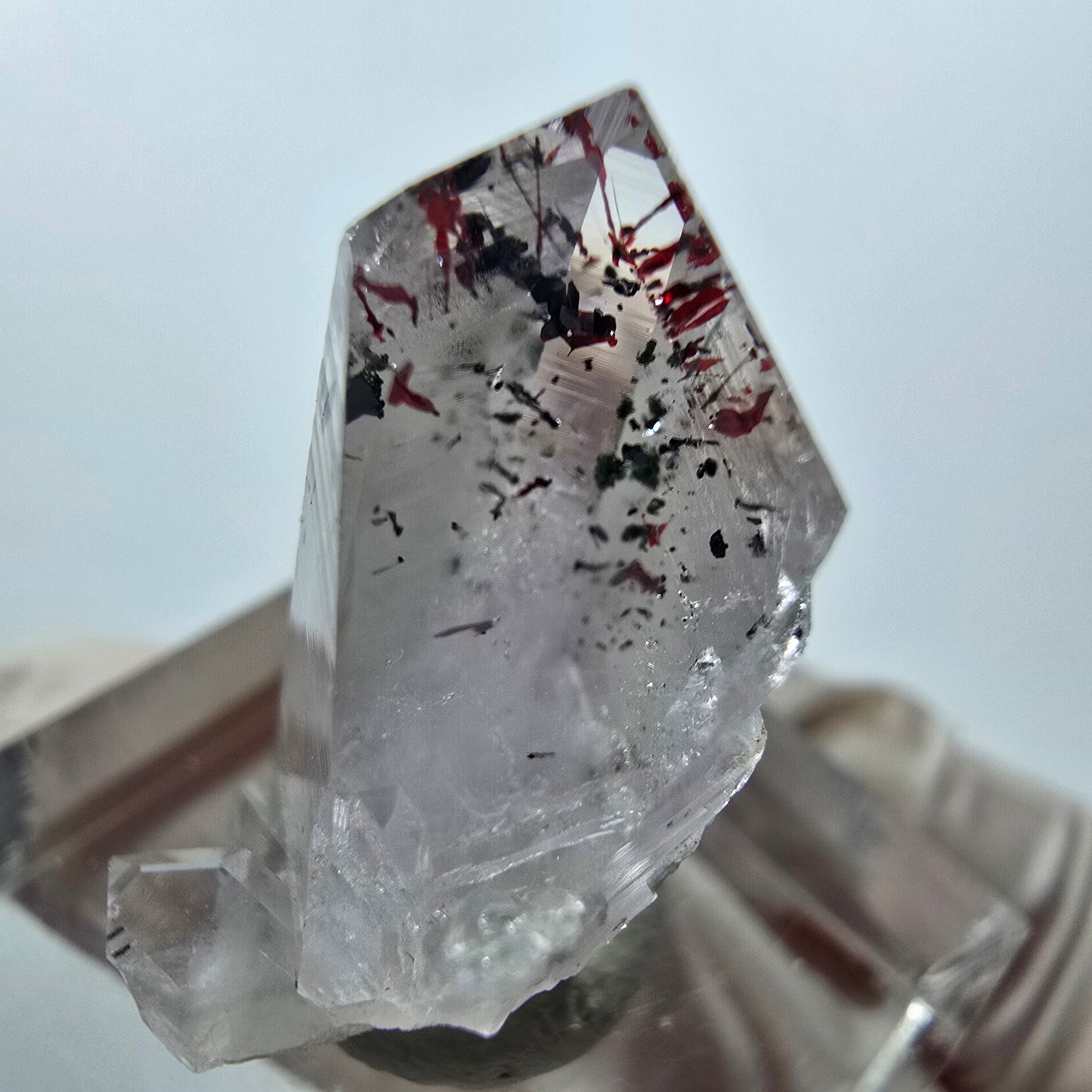 Quartz clair Harlequin Mine Point Streep, Goboboseb, Namibie 26 x 19 x 11 mm