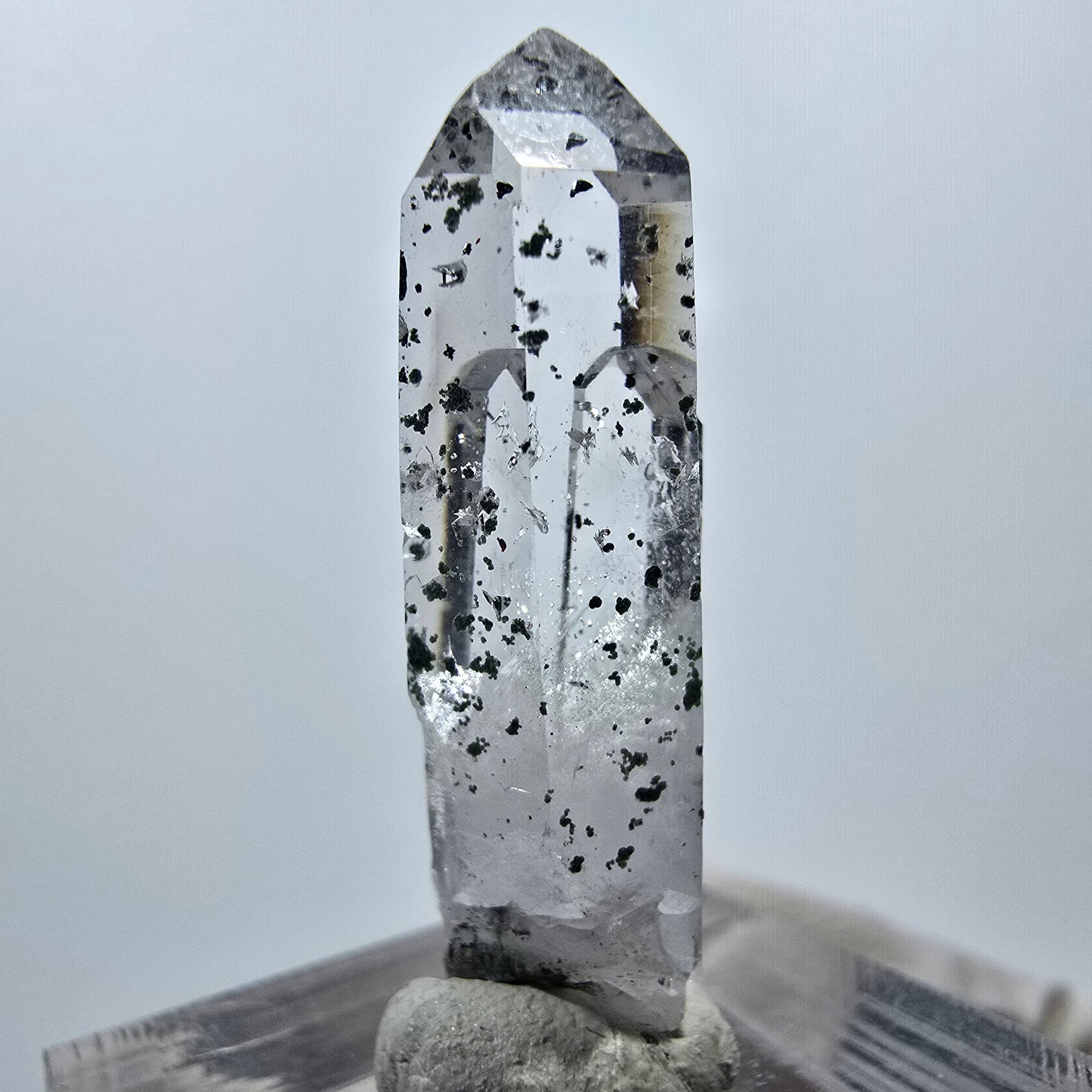 Quartz hématite transparent Point Streep Mine, Goboboseb, Namibie 34 x 9 x 9 mm