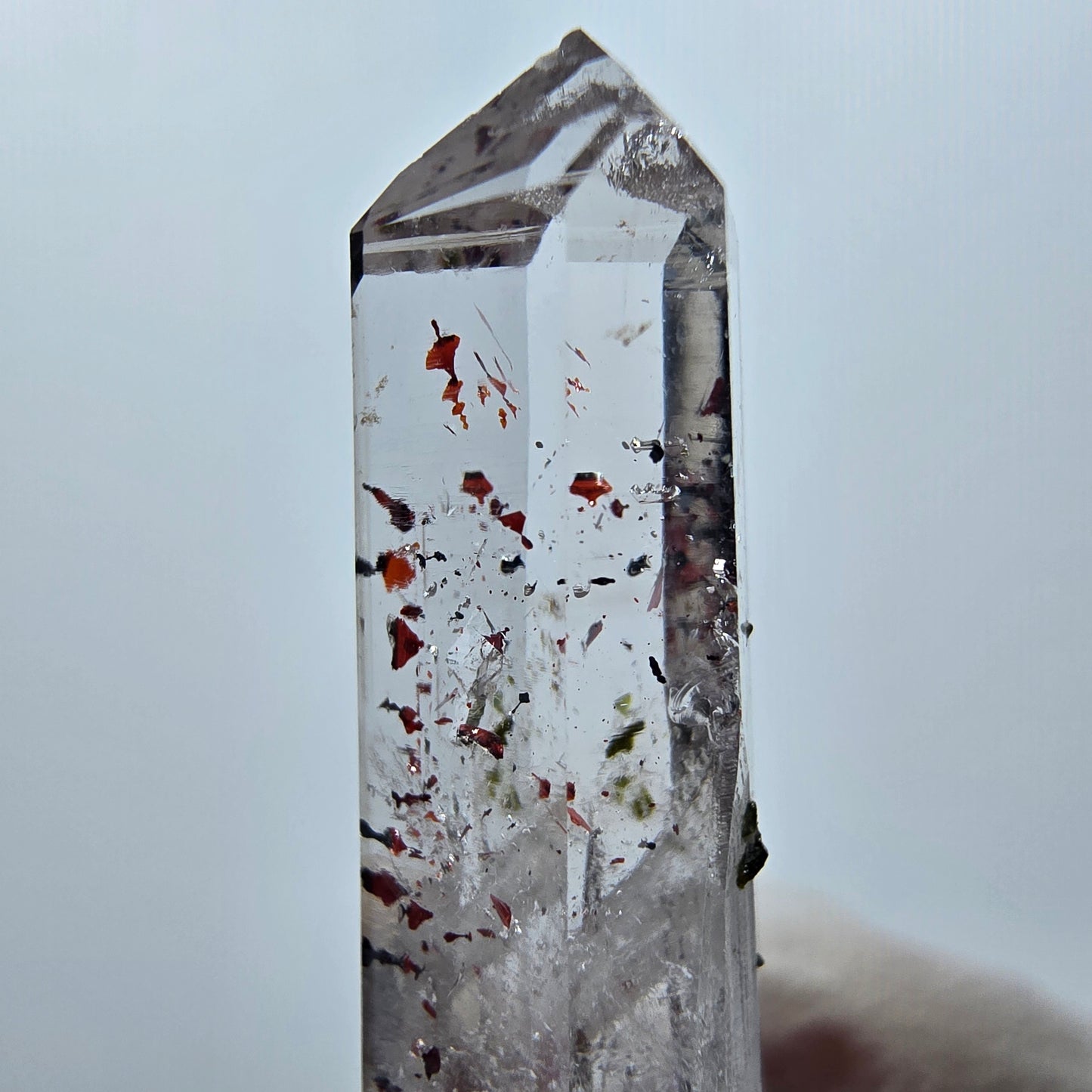 Quartz clair Harlequin Mine Point Streep, Goboboseb, Namibie 34 x 11 x 8 mm