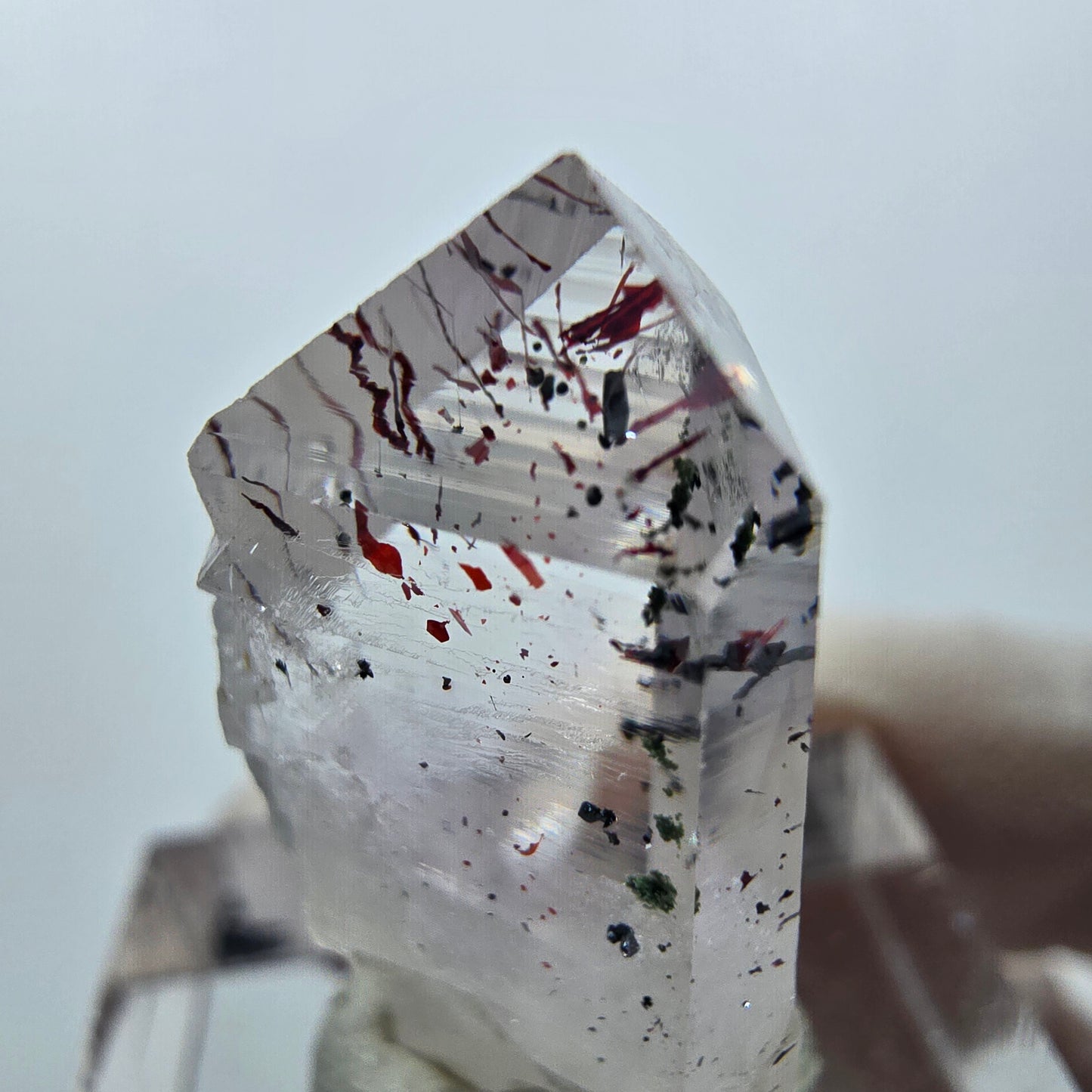 Quartz clair Harlequin Mine Point Streep, Goboboseb, Namibie 26 x 19 x 11 mm