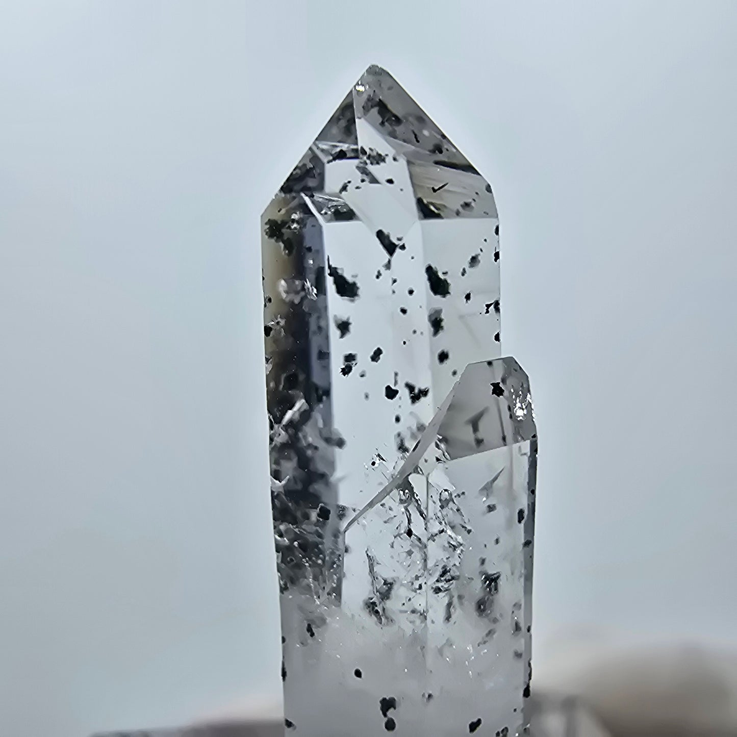 Quartz hématite transparent Point Streep Mine, Goboboseb, Namibie 34 x 9 x 9 mm