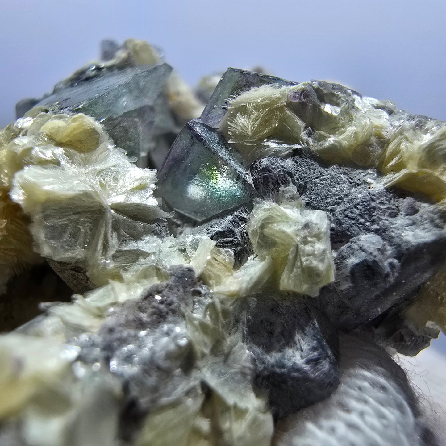 Cubes de fluorite fantôme colorés, spécimen de calcite muscovite UV, Erongo, Namibie, 63 x 52 x 31 mm