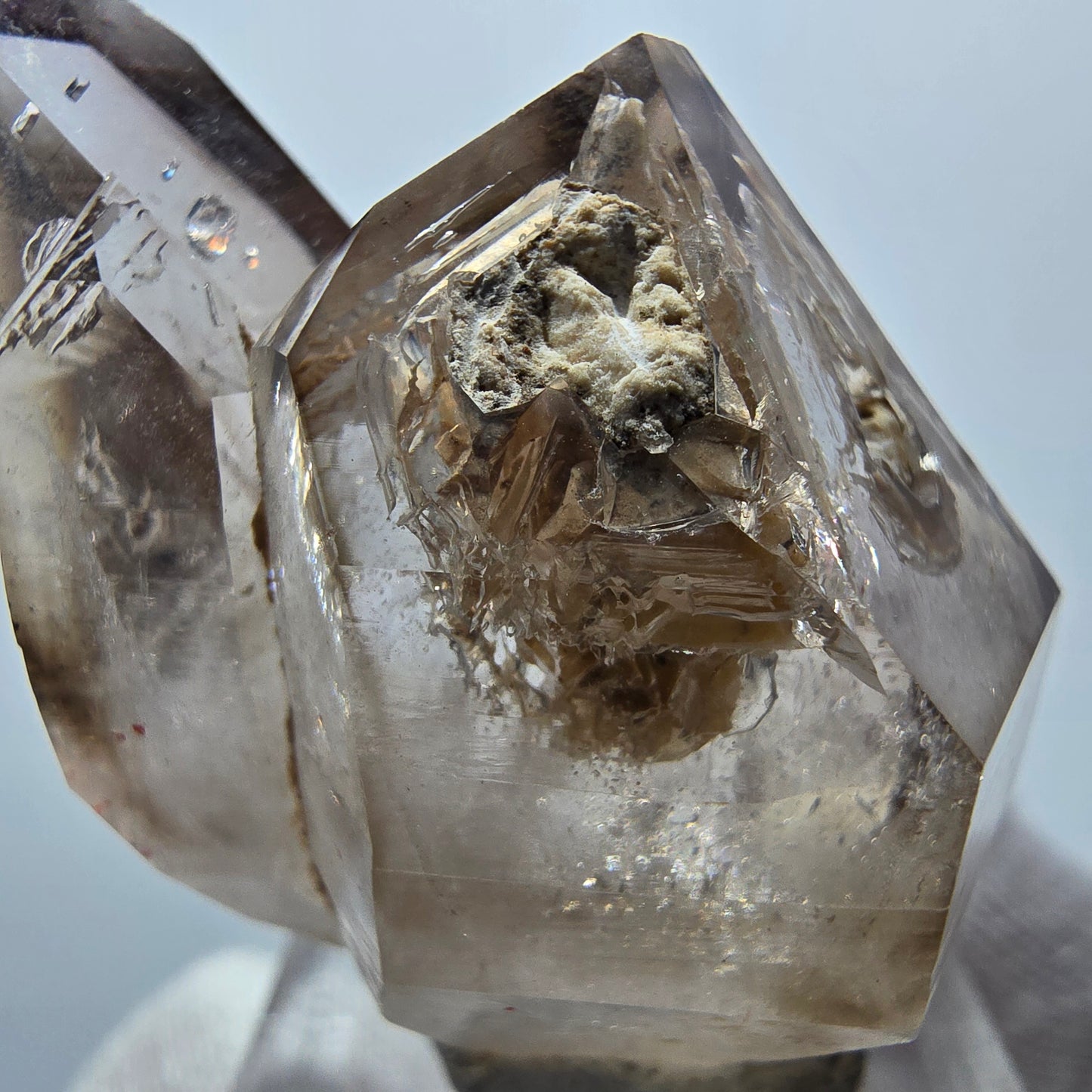 Amas de sceptres en quartz fumé fantôme transparent, Goboboseb, Namibie, 40 x 34 x 23 mm