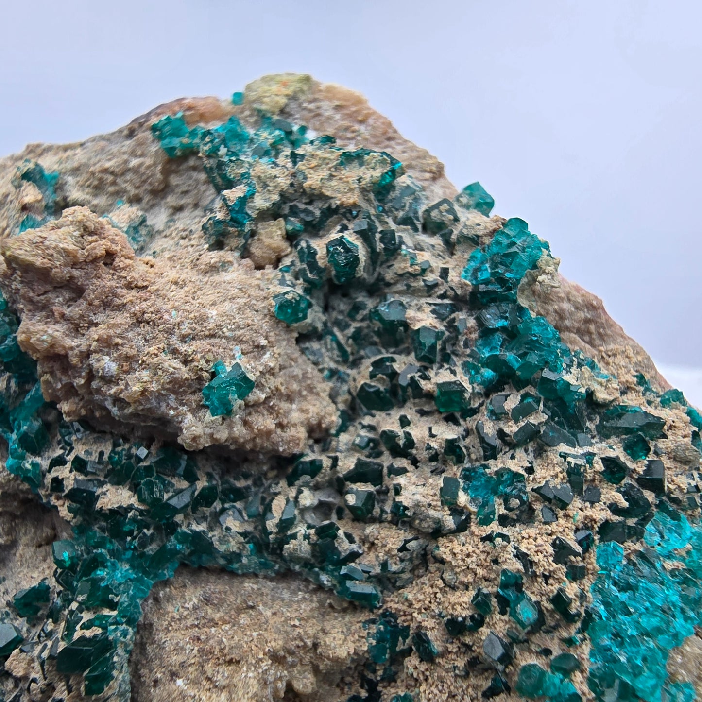 Rare spécimen de dioptase sur quartz Kaokoveld, Namibie 61*56*29mm Collection de minéraux
