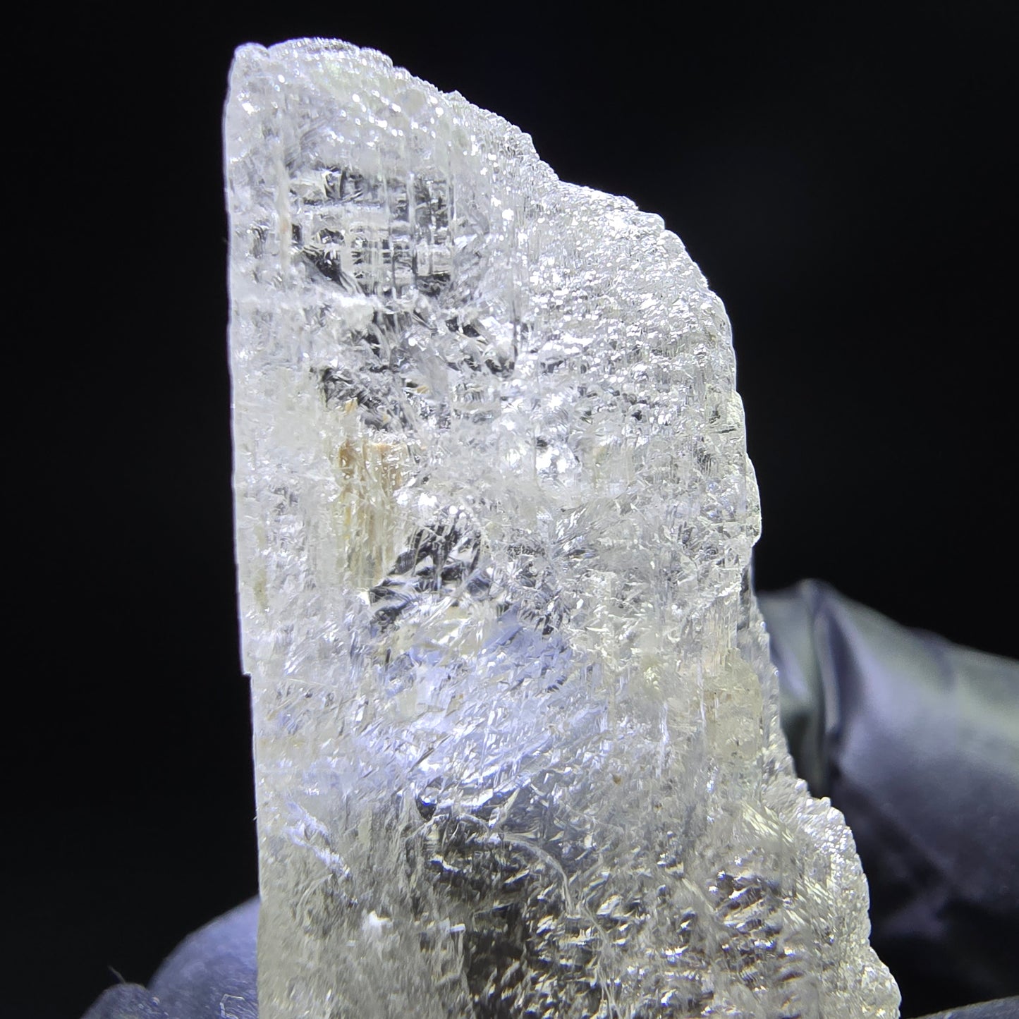 Seltener Kunzit Spodumen Kristall weiß UV Mineral 73*22*13mm Brasilien Sammlung