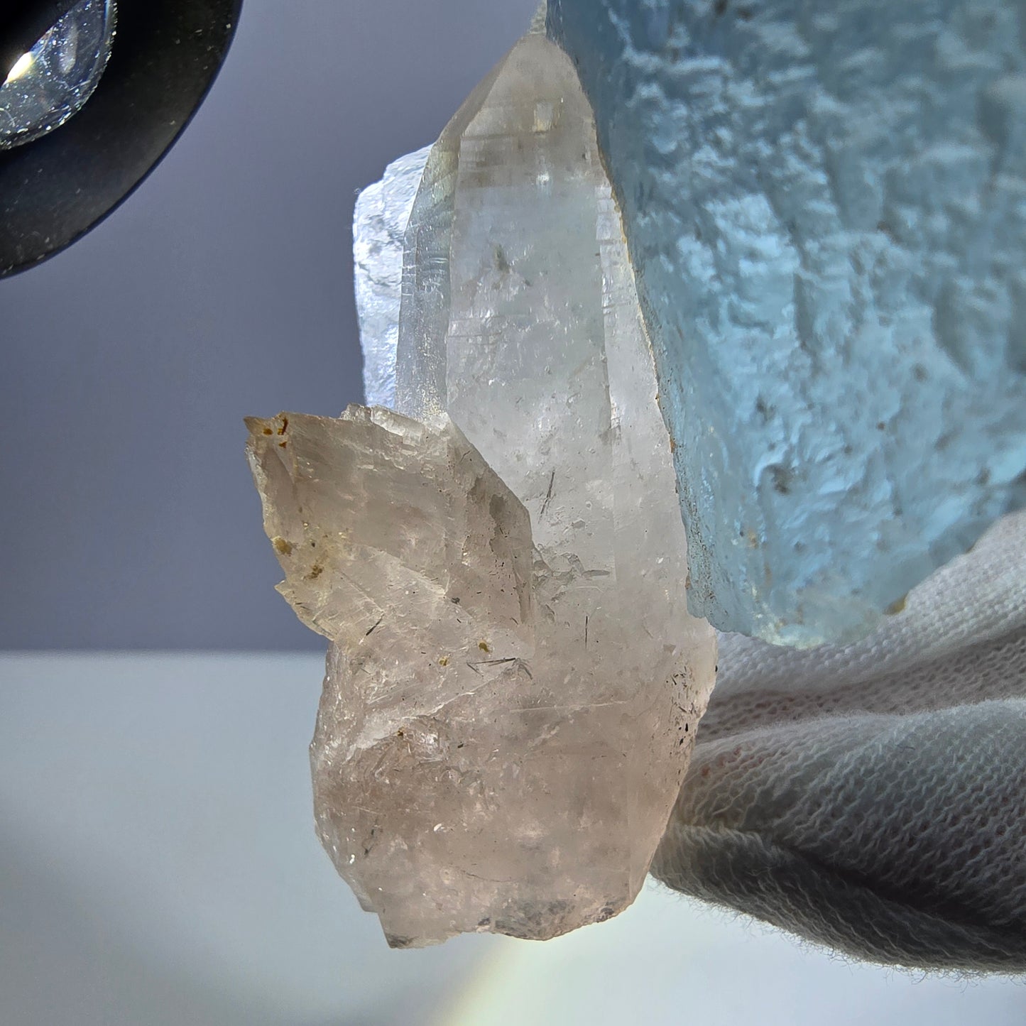 Grand spécimen de fluorite bleue et de quartz fumé, montagnes Erongo, Namibie, 93 x 67 x 36 mm