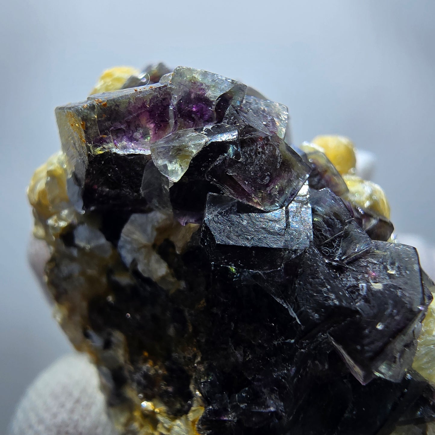 Cubes de fluorite fantôme colorés, hyalite, spécimen de muscovite, Erongo, Namibie, 42 x 39 x 28 mm