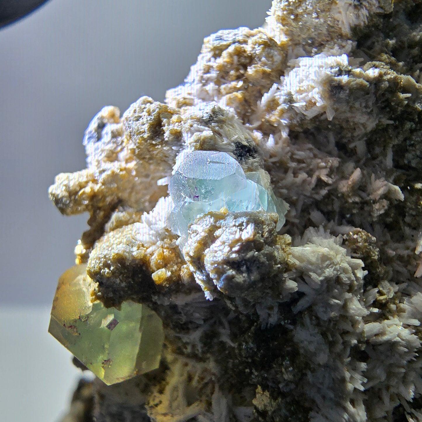 Grand spécimen de fluorite, hyalite, scholle, tourmaline, muscovite, orthose, Erongo, Namibie, 126 x 99 x 78 mm