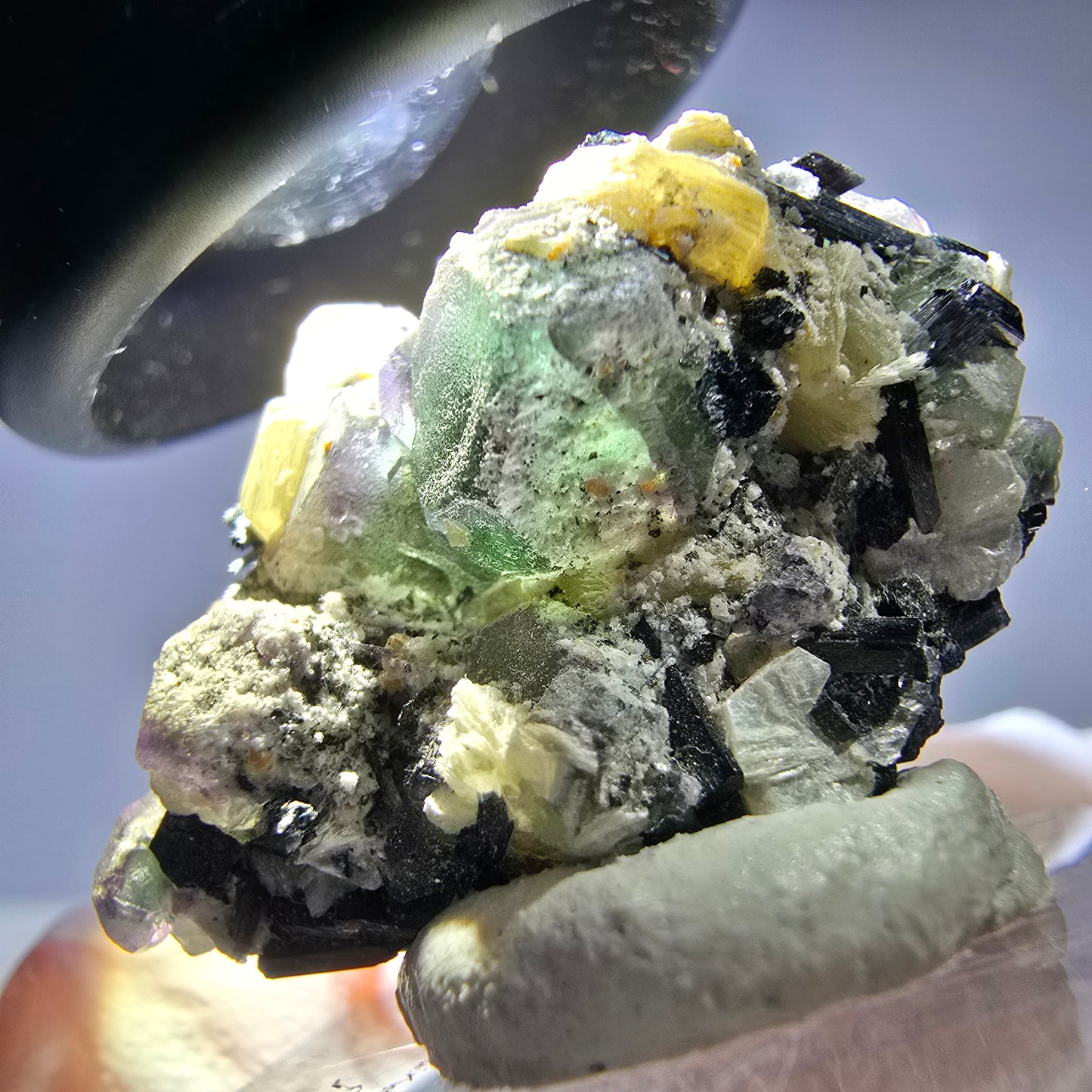 Cube hexagonal de fluorite fantôme, muscovite, tourmaline Schörl, Erongo, Namibie 28 x 25 x 18 mm