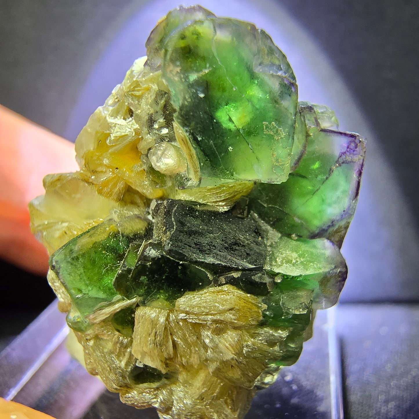 Klare Fluorit mit Muskovit grün 27*23*19mm Erongo, Namibia Mineraliensammlung