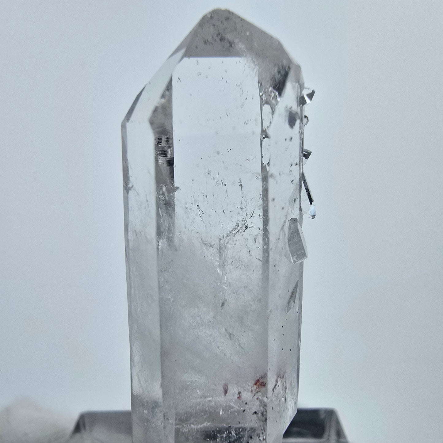 Cristal de quartz Harlequin très clair de la mine Streep, Goboboseb, Namibie, 40 x 13 x 11 mm