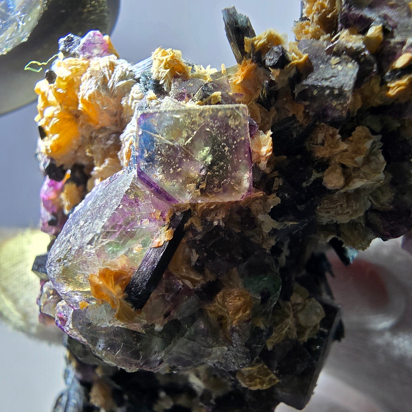 Spécimen de fluorite fantôme colorée, tourmaline scholle, muscovite, Erongo, Namibie, 91 x 57 x 38 mm