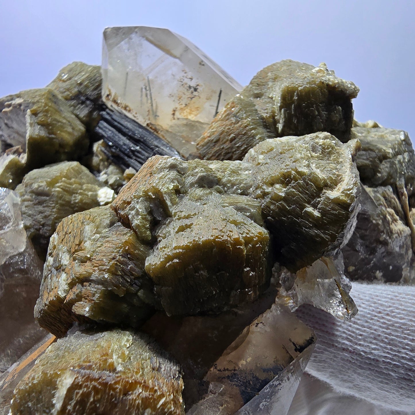 Grand spécimen de tourmaline Schorl, quartz fumé, muscovite et orthose, Erongo, Namibie, 145 x 112 x 80 mm
