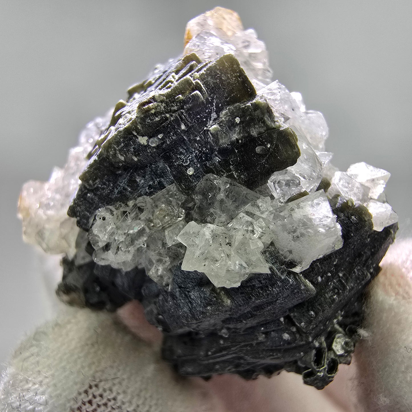 Seltene Muskovit, UV Calcit Stufe Erongo, Namibia 38*36*30mm Mineraliensammlung