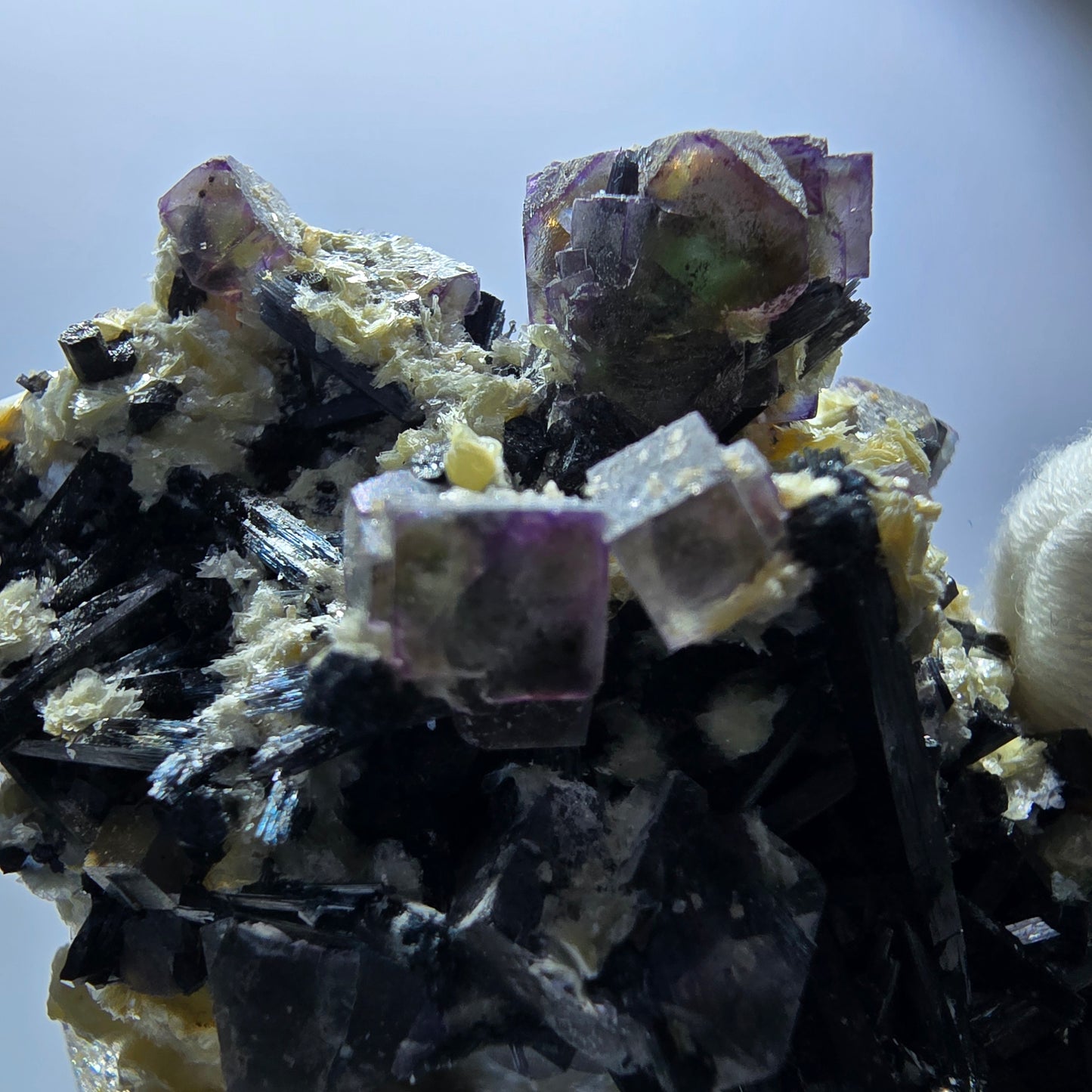 Fluorite fantôme colorée, tourmaline schol, hyalite, quartz fumé, muscovite, Erongo, Namibie, 78 x 70 x 48 mm