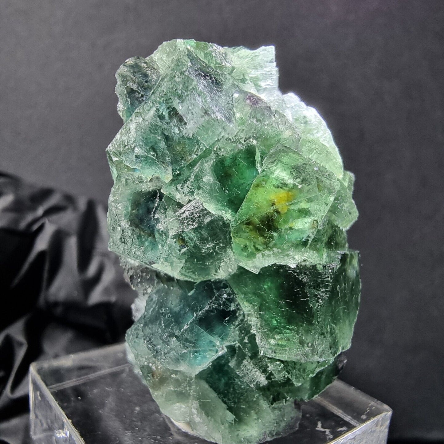 Klare Fluorit XX Würfel Stufe mit Einschluss 35*23*23mm 28g Okorusu, Namibia