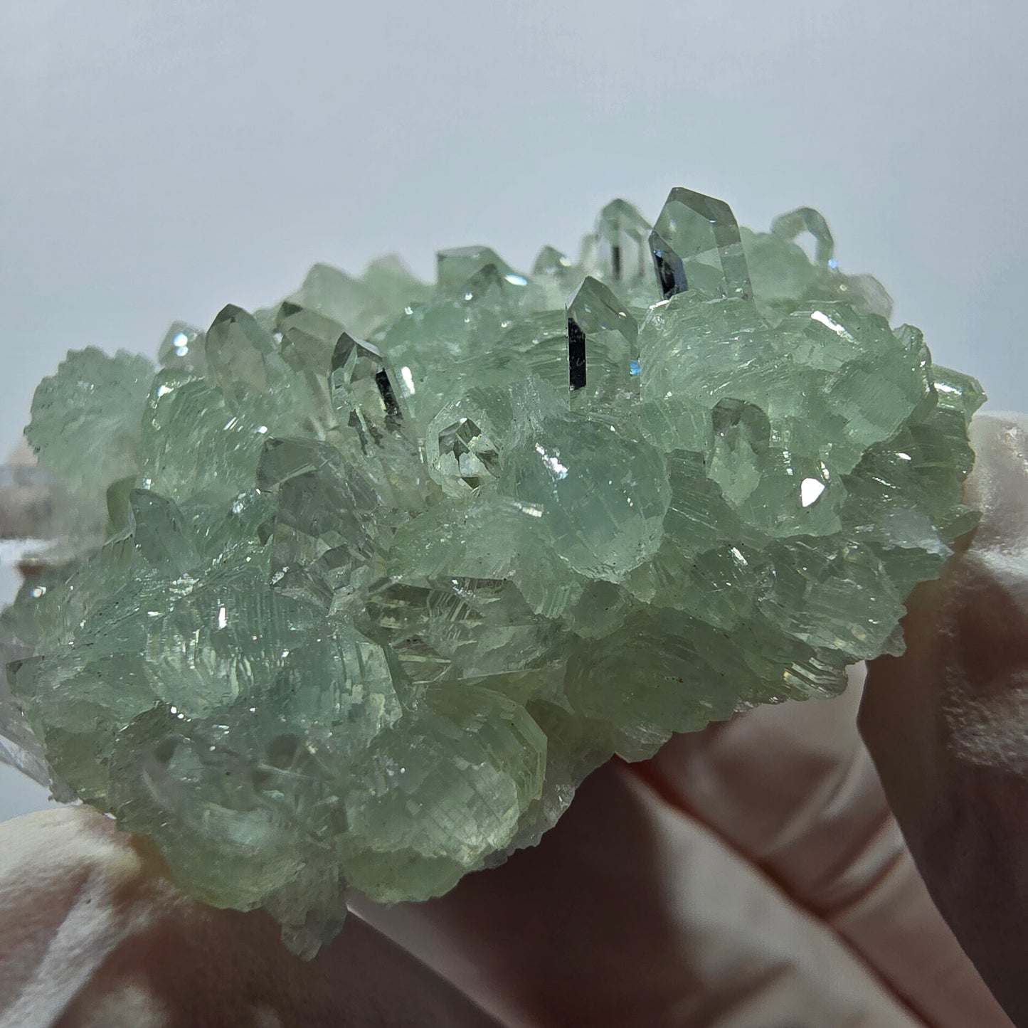 Spécimen de quartz, préhnite et calcite en forme d'étoile, mine Streep, Goboboseb, Namibie, 44 x 40 x 16 mm