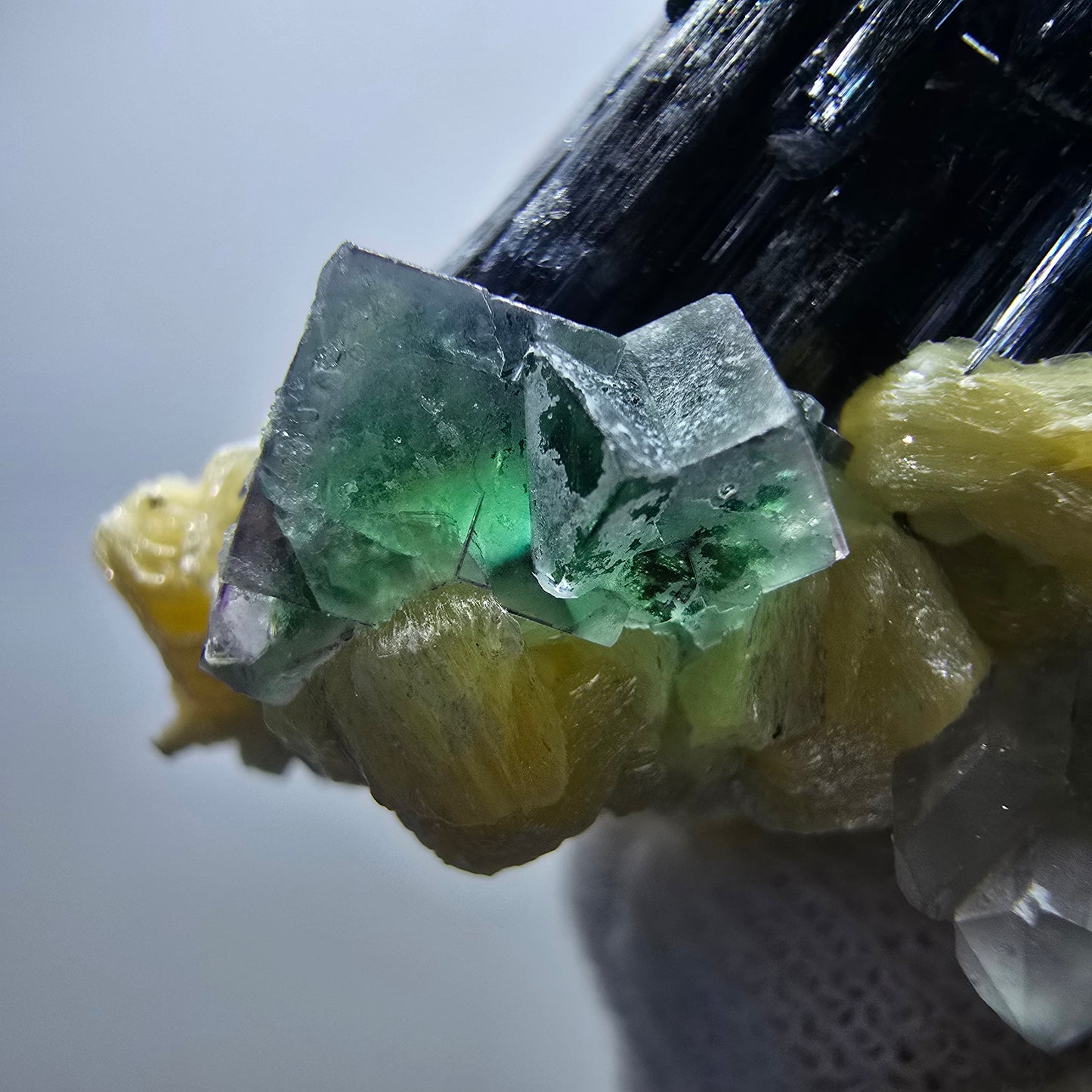 Fluorite fantôme, quartz fumé, tourmaline Schörl, hyalite, muscovite Erongo, Namibie 62*43*31mm